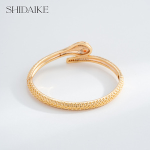 <span class=keywords><strong>Bracelet</strong></span> à breloques de mode pour dames élégantes en laiton zircon plaqué or 18 carats Options personnalisées disponibles-Design serpent Design ouvert en gros - Product Image 3