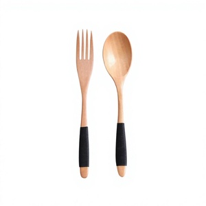 Cuchara de madera con mango antideslizante negro, apta para lavavajillas y microondas, solo lavar a mano, utensilio - Khadim Handicrafts SP-36 - Product Image 1