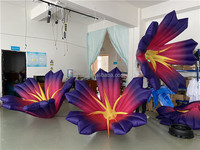 Fleur gonflable de plafond de 2 m en taffetas de polyester violet résistant au soleil avec lumière LED pour la décoration de festivals de musique