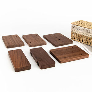 Letreros de Madera de Nogal Negro Personalizados con Grabado Láser Profundo de Texto y Gráficos para Señales Direccionales - Product Image 1