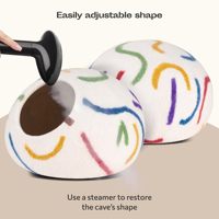 Niche pour chat en feutre de laine fait main, motif abstrait arc-en-ciel coloré sur base blanche, cachette fermée naturelle pour chat en feutre artisanal