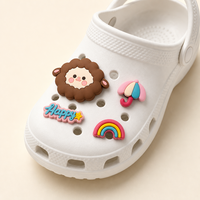 Breloques de chaussures en PVC de luxe personnalisées avec logo d'usine OEM pour sabots, vente en gros, dessus souple avec boucle à bouton et appliques florales