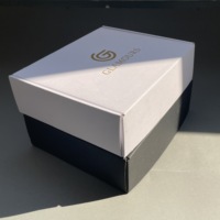 Boîtes d'expédition en carton ondulé recyclé colorées personnalisées avec impression de logo sur mesure, emballage durable pour vêtements et chaussettes