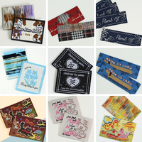 Prix d'usine, certifié OEKO-TEX, écologique, doux pour la peau, polyester, découpe ultrasonique, enroulé, plié, étiquette personnalisée à motif anime