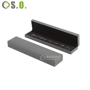 Boîte à bijoux haut de gamme grise avec logo personnalisé, en similicuir, pour bagues, boucles d'oreilles, bracelets, colliers, emballage de bijoux de mariage - Product Image 1