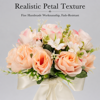 Bouquet de mariée multi-tons en roses artificielles avec long ruban en satin, feuillage vert mélangé, fleurs artificielles pour cérémonie de mariage