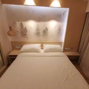 Juego de Muebles de Dormitorio Modernos para Hotel, Precio Bajo Directo de Fábrica, Estructura de Cama de Madera Maciza Duradera con Cabecera, Armario y Mesitas de Noche - Product Image 2