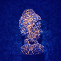 Vente en gros de sculptures de tête de Bouddha en Yooperlite naturelle, artisanat en cristal, figurines sous lumière UV pour collectionneurs