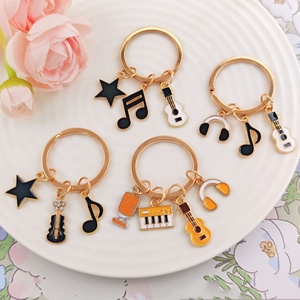 พวงกุญแจโลหะรูปกีตาร์สุดฮิต ดีไซน์เก๋ แฟชั่นสำหรับคนรักดนตรี ใช้ตกแต่งกระเป๋าได้ - Product Image 3