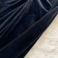 Robe midi élégante pour femmes en velours noir à col en V, manches longues, froncée, avec poignets à plumes et ceinture, pour les occasions de fête et les tenues décontractées