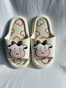 Ciabatte con Motivo Mucca, Punta Aperta, Suola in EVA Bianco Sporco, Tomaia in PU, Per Tutte le Stagioni, Uso Domestico - Product Image 1