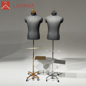 Manichino Mezzo Busto <span class=keywords><strong>da</strong></span> <span class=keywords><strong>Uomo</strong></span> Lavinia per Esposizione Abbigliamento, con Ruote Girevoli <span class=keywords><strong>in</strong></span> Metallo, per Vetrine di Negozi di Abbigliamento - Product Image 1