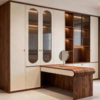 Armoire à portes battantes en placage de bois blanc, tressage en rotin, lignes Mid-Century, poignée métallique, meuble de chambre
