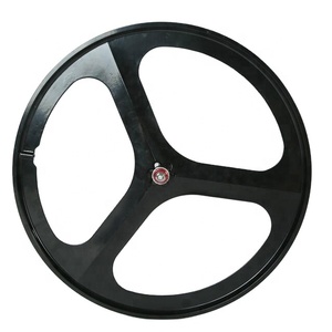 スムーズでスピーディーな乗り心地のための耐久性のある三本スポーク