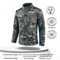 Veste Softshell Tactique Coupe-Vent Doublée Polaire avec Capuche Rétractable et Multiples Poches Zippées pour Chasse, Camping et Activités de Plein Air – Motif Camouflage