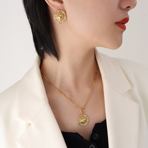 Gioielli di moda 18K oro da donna in metallo a forma di cappello cavo collana orecchini in acciaio inox set di gioielli - Product Image 1
