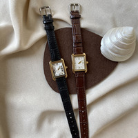 Montre pour femme de style nordique français romain à cadran carré - Bracelet en cuir exquis, luxe minimaliste, esthétique féminine, design unique