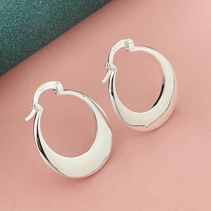 Pendientes Minimalistas de Luna Creciente para Mujer, Joyería de Oreja Geométrica Lisa y Moderna - Product Image 1