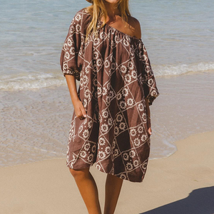 Vestido midi de lino de alta calidad con diseño floral suelto, manga corta, hombros descubiertos y elástico, ideal para la playa. - Product Image 1