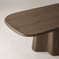 Ensemble de salle à manger rectangulaire en bois massif Wabi-Sabi avec base cannelée et chaises en tissu de luxe léger pour la conception de villas et d'hôtels haut de gamme