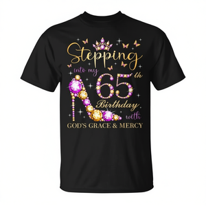 Camiseta promocional personalizable: Entrando en mi 65.º cumpleaños con la gracia y la misericordia de Dios - Product Image 2