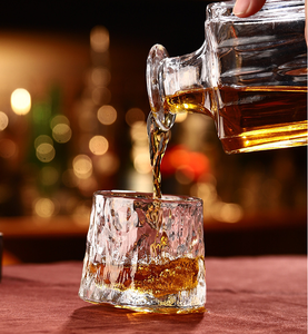 Vasos de chupito giratorios baratos con base giratoria de 360 grados, divertidos vasos de whisky giratorios para hombres, OEM personalizado - Product Image 1