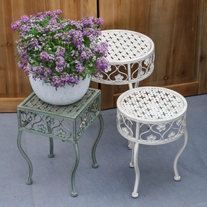 Ensemble de deux tabourets floraux rétro de style européen, support de <span class=keywords><strong>plantes</strong></span> en pot de type lierre vert, combinaison vieillie <span class=keywords><strong>pour</strong></span> <span class=keywords><strong>d</strong></span>écoration de niveaux <span class=keywords><strong>d</strong></span>'<span class=keywords><strong>escalier</strong></span> - Product Image 1