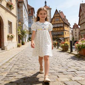 Vestido Infantil Personalizado OEM de Verano con Mangas Abullonadas, Cuello Peter Pan, Bordado de Pato y Flores, Estilo Smocked para Niña - Product Image 1