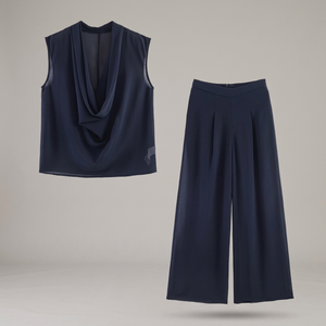 Conjunto de dos piezas para mujer: top elegante sin mangas con cuello en V y pantalones plisados de cintura media en tela crepé azul marino - Product Image 4