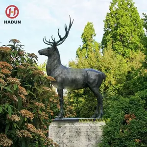 Statua di cervo in bronzo a grandezza naturale moderna da giardino all'aperto