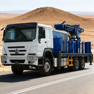Máquina Perforadora de Pozos de Agua Montada en Camión, Equipo Industrial Azul y Blanco para Operaciones en el Desierto - Product Image 1
