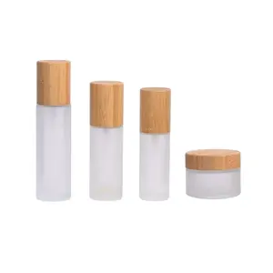 Özel bambu kapak kozmetik ambalaj kavanoz ve şişeler 30ml 50ml 100ml buzlu ahşap cam kavanoz ile kazınmış logosu ile kağit kutu