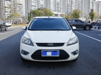Clásico Ford Focus 2013 Manual, Confiable, Bajo Costo, con Techo Solar y Sensores Traseros, Perfecto para el Primer Auto