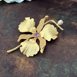 Broche de Flor de Orquídea Vefiery Jewelry, Chapado en Oro de 18K, Cobre con Piedras Preciosas Naturales (Amatista/Topacio), Cristal, Boda, Lujo, Estilo Oriental - Product Image 4