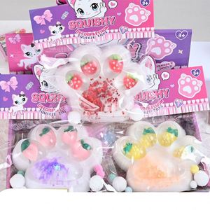 ของเล่นบีบสควิชชี่รูปอุ้งเท้าแมวสตรอว์เบอร์รีสับปะรดน่ารัก ประดับเลื่อม บีบแล้วคืนรูปช้า ของเล่นนุ่มนิ่ม ของเล่นคลายเครียดคุณภาพสูงสำหรับเด็กผู้หญิง - Product Image 1