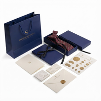 Boîte rigide personnalisable bleu marine avec couvercle et base longs, conteneur haut de gamme avec ruban pour l'emballage de cravates et d'écharpes