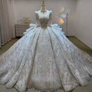 ชุดแต่งงานทรงบอลกาวน์สีไอวอรี่ ประดับลูกปัดเลื่อมสวยงาม พร้อมผ้าลูกไม้ซีทรูเว้าลึกและเปิดหลัง รุ่น Lsjj111 - Product Image 1