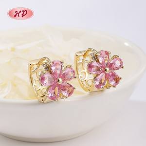 Hengdian 18K Vergulde Bloem Huggie Hoepel Accessoires Vrouwen Mode Sieraden Oorbellen Vintage Zirkonia Groothandel - Product Image 3