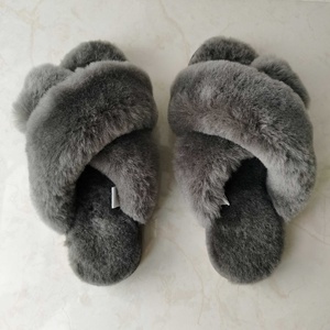 Pantuflas de Casa de invierno coloridas personalizadas de fondo suave gris oscuro para mujer felpa esponjosa interior de lana Zapatillas de casa de piel de oveja auténtica - Product Image 3