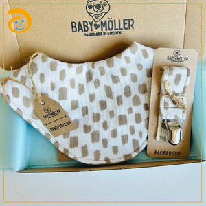 Set <span class=keywords><strong>Regalo</strong></span> per Neonati: Bavaglino 100% Cotone, Clip per Ciuccio e Catena, Confezione <span class=keywords><strong>Regalo</strong></span> con Piatto in Legno per Traguardi di Crescita - Product Image 1