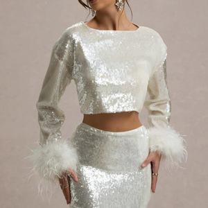 Ensemble 2 pièces pour femme : Haut à sequins longueur cheville et jupe fendue, avec poignets en plumes d'autruche – Collection Mode - Product Image 2