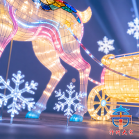 Lanterne géante artisanale en soie en forme de renne et de calèche royale avec décorations flocons de neige pour la place des festivals de Noël en extérieur