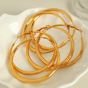 ต่างหูแบบห่วงสีทองขนาดใหญ่ ไทเทเนียมสตีล เครื่องประดับแฟชั่นสำหรับผู้หญิงสำหรับงานปาร์ตี้ - Product Image 1