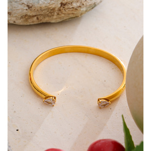 JINYOU 822 Brazalete Clásico Minimalista al por Mayor con Dos Circonitas Cúbicas Brazalete Abierto de Acero Inoxidable Chapado en Oro - Product Image 2