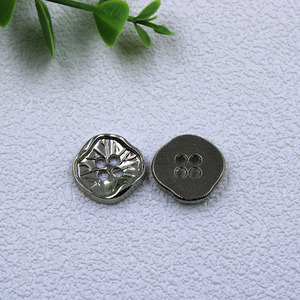 กระดุม4รูสำหรับเสื้อเสื้อโค้ทกระดุม4รูลายนูนสีทองหรูหราโลหะอัลลอยแบบไม่สม่ำเสมอแบบพิเศษแบบกำหนดเอง - Product Image 4