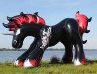Fuego Nocturno - el Unicornio Gótico Inflable y el Caballo de Juguete Inflable