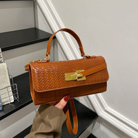 Sac à main en cuir PU tressé pour femme avec fermoir rotatif, petit sac à bandoulière à poignée supérieure, sac rectangulaire pour femme