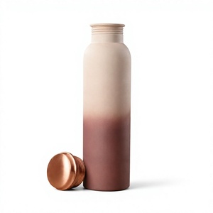 Bouteille d'eau minimaliste en métal avec couvercle en cuivre, dégradé beige à marron, design portable pour les voyages - Product Image 1