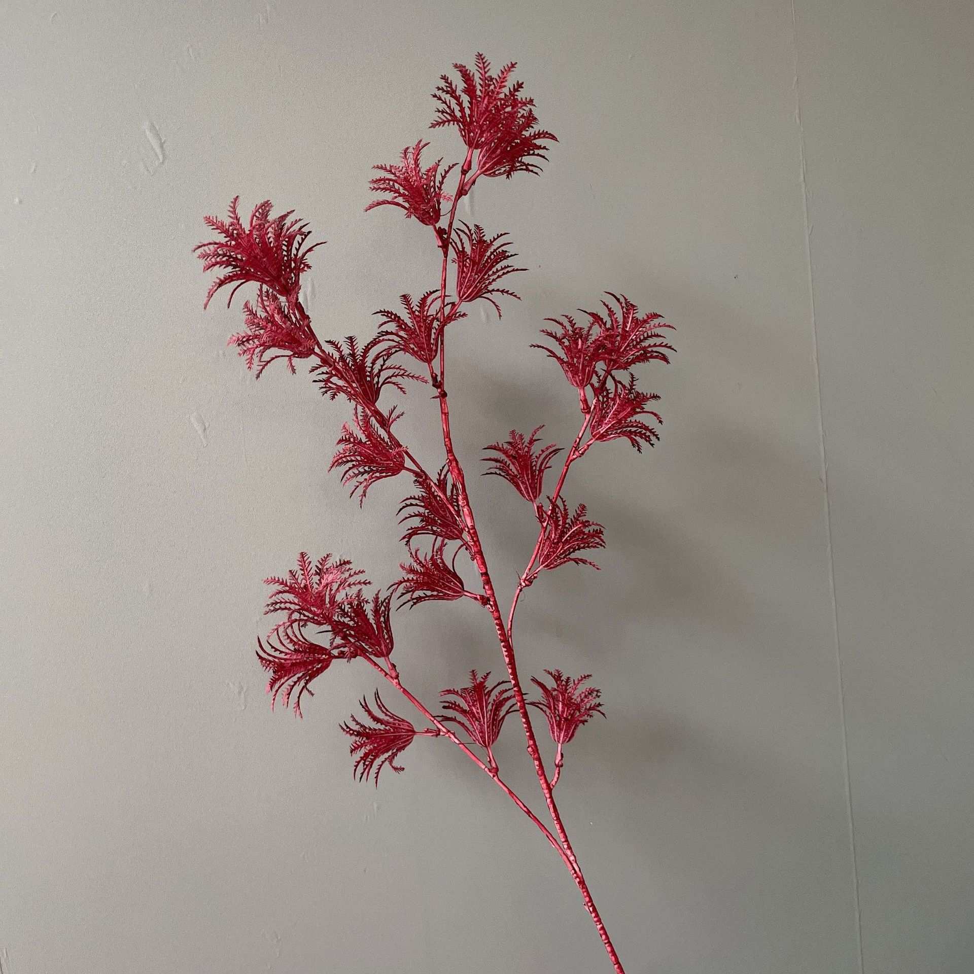 Cono de pino encolado rojo oscuro