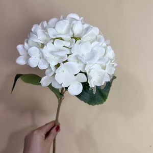 Arreglos Florales de Seda Blancos y Verdes de Estilo Forestal, Altamente Realistas, para Bodas al Aire Libre, en Forma de Arco, con Hortensias, Delphiniums y Follaje - Product Image 3